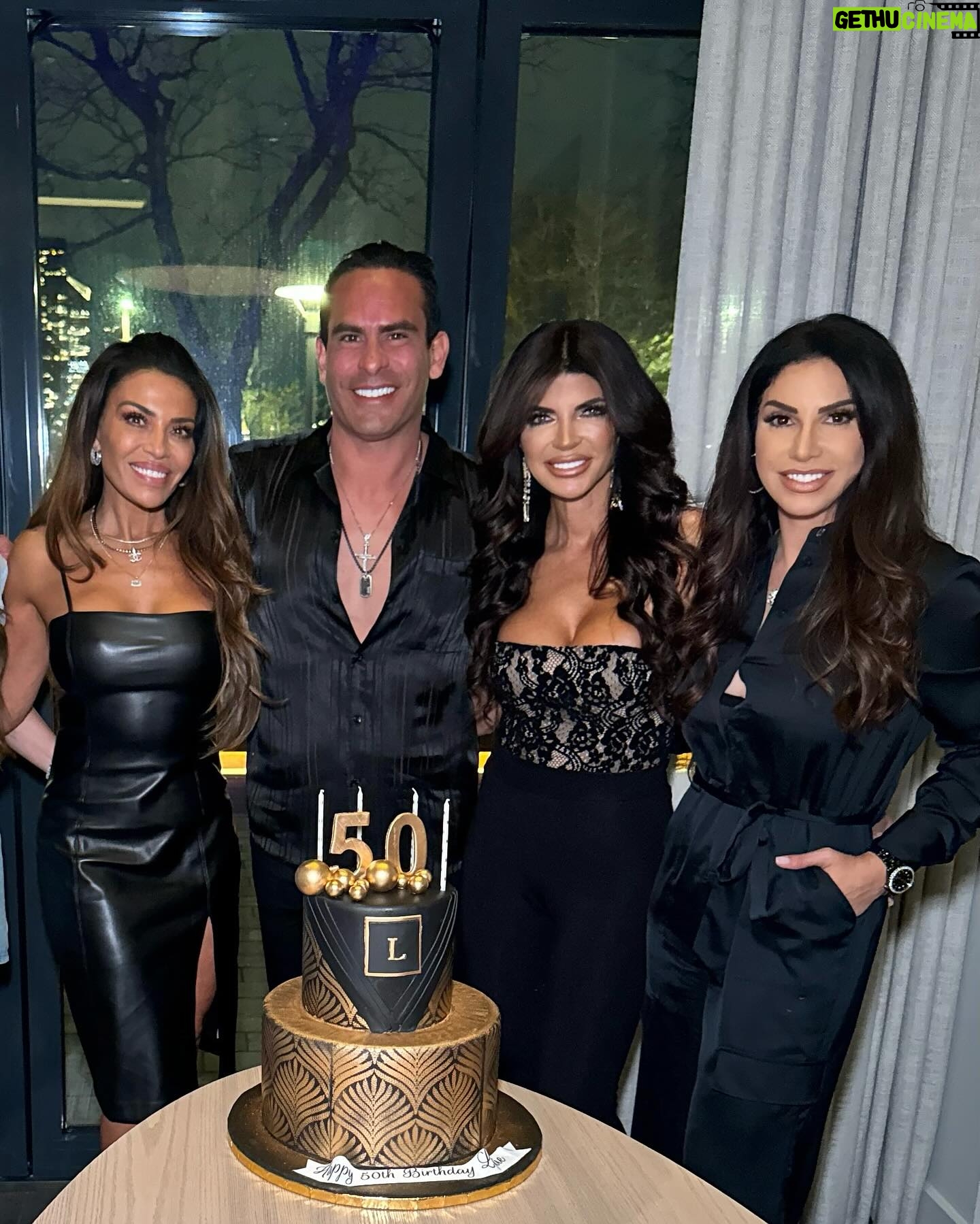 Teresa Giudice Instagram - Happy 50th Birthday my Love @louiearuelas β€οΈππΎπππ₯³ Lovvvvvve you π @theballoonboss @palermos.bakery
