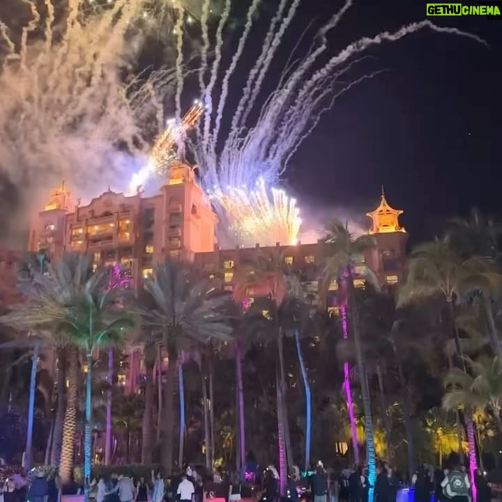 Teresa Giudice Instagram - Let’s get Lost in Paradise 🏝️ #paradise #famiglia #fireworks 💕