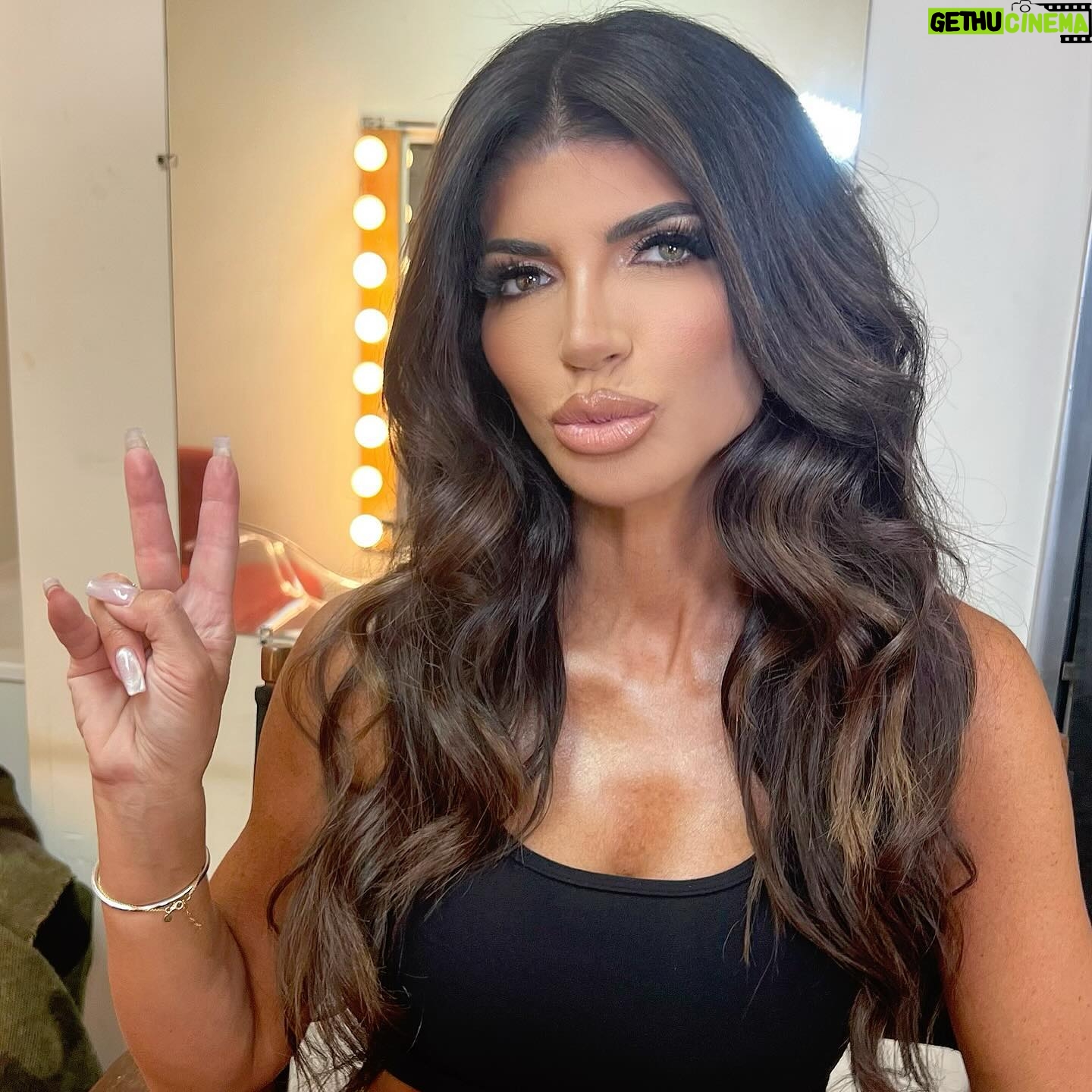 Teresa Giudice Instagram - A real pinch me moment today on set of #RHONJ with @teresagiudice. Thank you for trusting me with your beautiful face! π€ Makeup: @looksbykatiness Hair: @lina_kidis #realhousewivesofnewjersey #teresagiudice #njmakeup #celebritymakeup