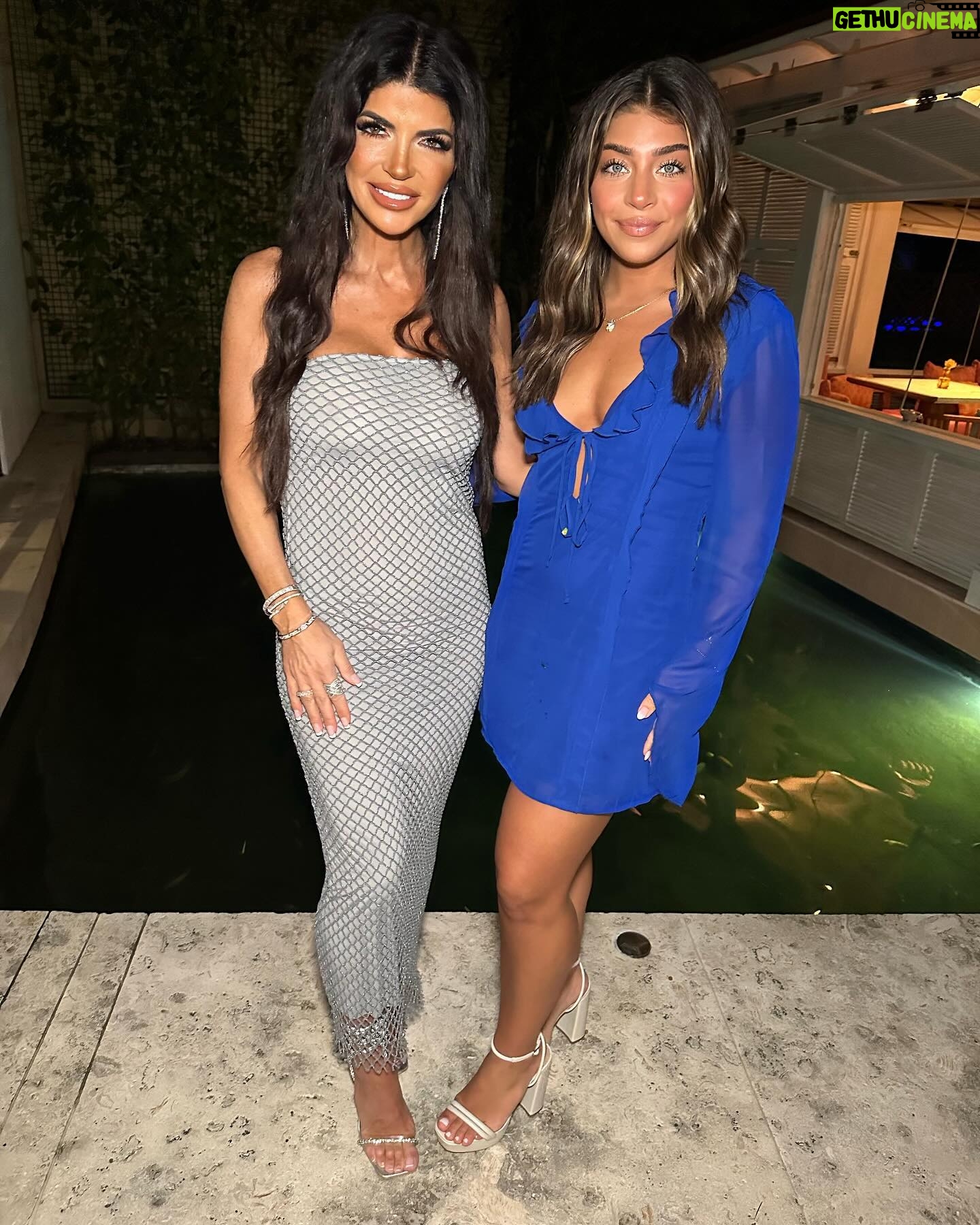 Teresa Giudice Instagram - Let’s get Lost in Paradise 🏝️ #paradise #famiglia #fireworks 💕