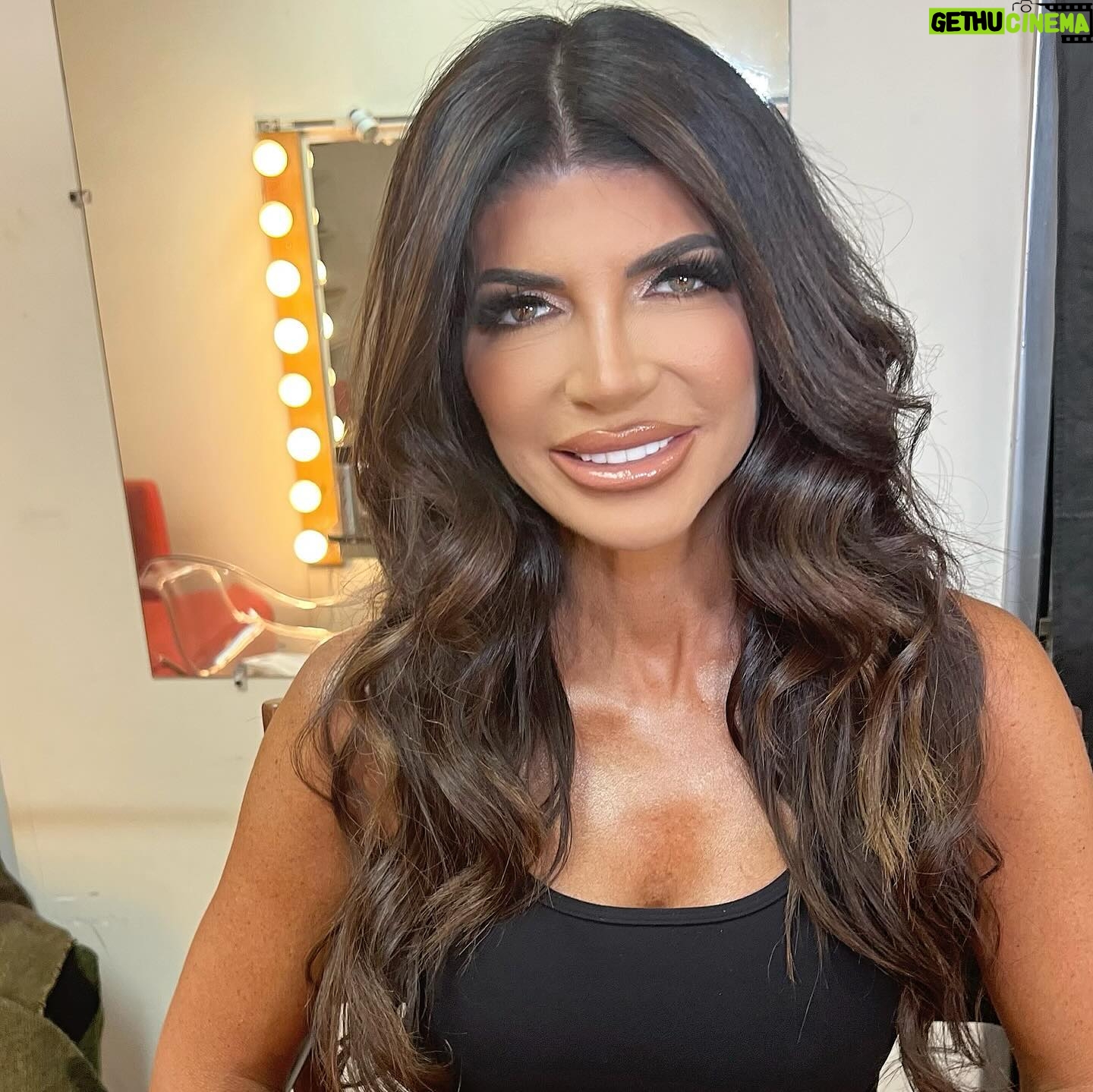 Teresa Giudice Instagram - A real pinch me moment today on set of #RHONJ with @teresagiudice. Thank you for trusting me with your beautiful face! π€ Makeup: @looksbykatiness Hair: @lina_kidis #realhousewivesofnewjersey #teresagiudice #njmakeup #celebritymakeup