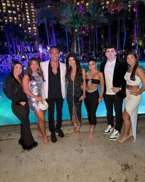 Teresa Giudice Instagram - Happy New Year 🎆 2024  #happynewyear #family #2024 #bahamas 🤍🖤
