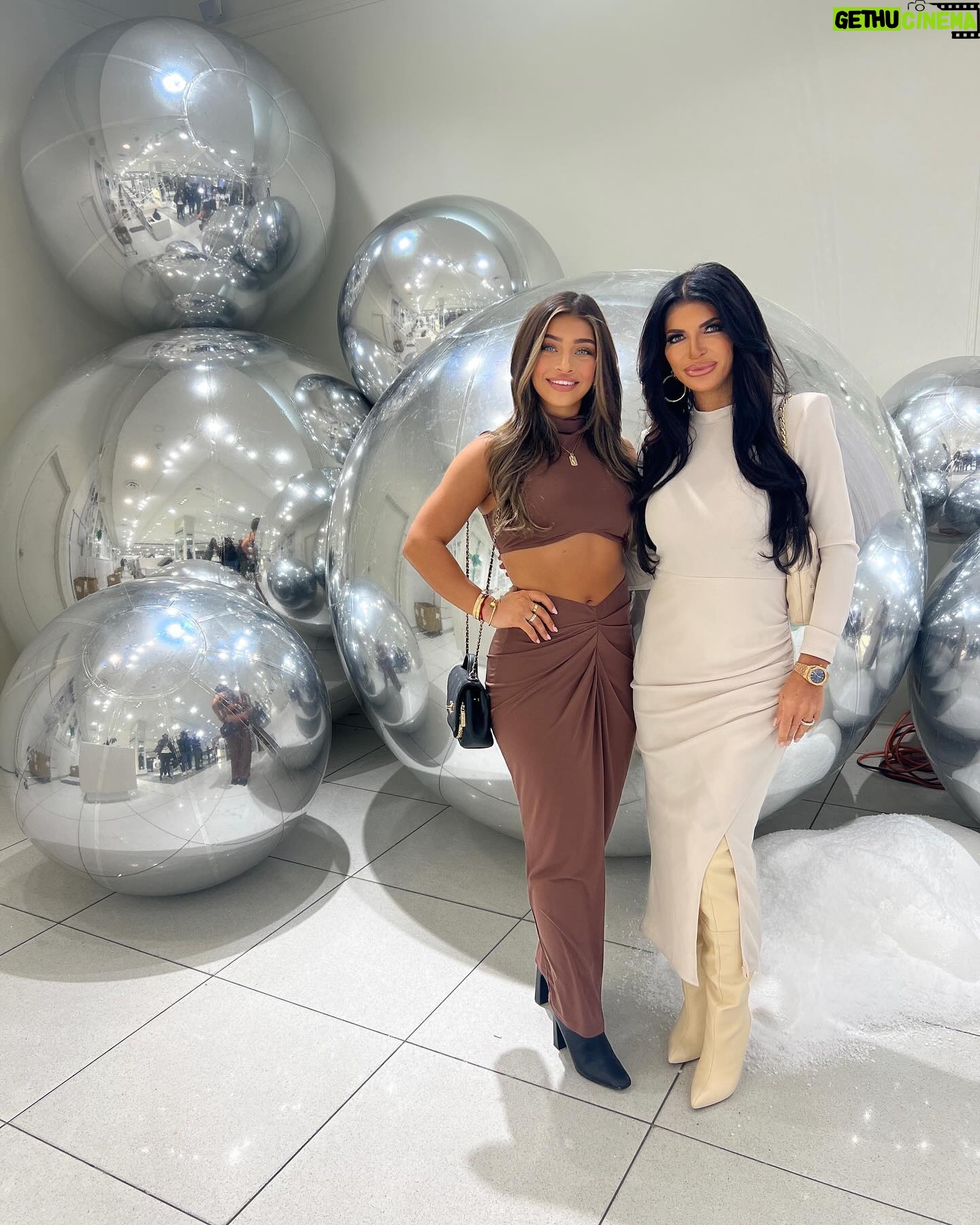 Teresa Giudice Instagram - Tis the holiday seaon 🤍🎄 #happyholidays #tistheseason #mommyanddaughter