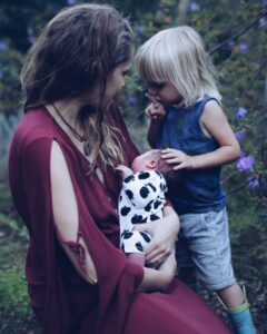 Teresa Palmer Instagram - Aweee I love a birth story ✨ listening to our dear friend @nikkireed tell her second birth story on @themotherdazepodcast this episode brought back so many of my own feelings from my second birth with Forest (pictured here by @gemma_peanut the day he was born 😭😭) I particularly love how Nikki explores the dance between fear and excitement, finding the right vibration of the room and her desire to be around a gentle, nurturing, motherly touch. We are also lucky enough to have her midwife, the incomparable @lamidwifeabby unfurling the story with Nikki. This is a two part episode of what will surely become one of your favourite episodes to date. OUT NOW! Swipe for birth photos from Nikkis home birth with her son, captured beautifully by @christinakingbirth ⁣ ⁣ A big thank you to @needed for powering this week's episode. Visit Thisisneeded.com and Use code MOTHERDAZE for 20% off your first month of radically better perinatal supplements.⁣ ⁣ #yourzenmama #themotherdaze #birthstories #pregnancy #birth #nikkireed #motherhood