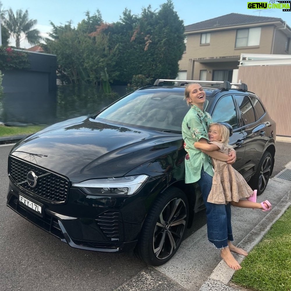 Teresa Palmer Instagram - Volvo versatility👌- having so much fun driving the tribe around in these wheels... @volvocarau #XC60