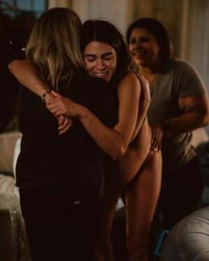 Teresa Palmer Instagram - Aweee I love a birth story ✨ listening to our dear friend @nikkireed tell her second birth story on @themotherdazepodcast this episode brought back so many of my own feelings from my second birth with Forest (pictured here by @gemma_peanut the day he was born 😭😭) I particularly love how Nikki explores the dance between fear and excitement, finding the right vibration of the room and her desire to be around a gentle, nurturing, motherly touch. We are also lucky enough to have her midwife, the incomparable @lamidwifeabby unfurling the story with Nikki. This is a two part episode of what will surely become one of your favourite episodes to date. OUT NOW! Swipe for birth photos from Nikkis home birth with her son, captured beautifully by @christinakingbirth ⁣
⁣
A big thank you to @needed for powering this week's episode. Visit Thisisneeded.com and Use code MOTHERDAZE for 20% off your first month of radically better perinatal supplements.⁣
⁣
#yourzenmama #themotherdaze #birthstories #pregnancy #birth #nikkireed #motherhood