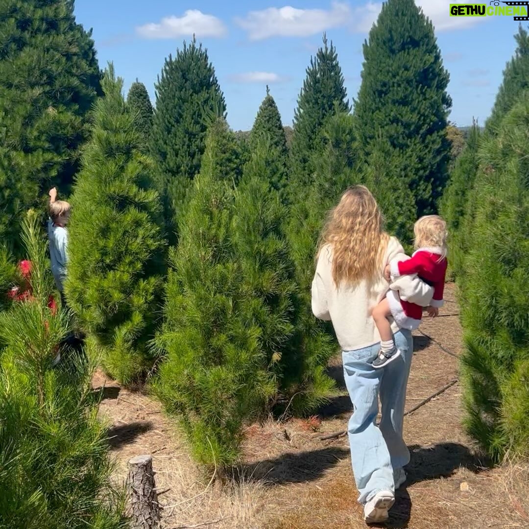 Teresa Palmer Instagram - ๐๐๐ Merry everything!! ๐๐๐what a busy & festive few days. We really did hit the ground running after getting back to Adelaide a few days ago, itโs been non stop Christmas activities since (Iโve been oscillating between the following emoticons ๐๐ซ ๐ฅน๐ฅฐ๐
๐ท๐๐ฅฑ๐) Tomorrow is Nerf gun battle/pool party- invite the whole year level (plus siblings!) 7th birthday party for Forest at our property hahahahahahaha ๐คช๐ค๐ซ๐ณ๐ท๐ - again a true TP special! Anywhoooo hope your week is less wild than ours. For the last episode of @themotherdazepodcast this year, we thought weโd do a little recap of 2023x followed by one of our most popular episode reruns- with the โTo Be Magneticโ Manifesting expert Lacy Phillips who is bridging the gap between science and the law of attraction. This episode has been touted as โlife changingโ by many of our listeners so we thought it was the perfect end of year vibes to see you through to the new year. Thank you to our GORGEOUS Dazey fam. We love doing this podcast with you, you bring so much joy into our lives. Merry All The Things!!!! So much gratitude. โฅ๏ธโฅ๏ธโฅ๏ธ