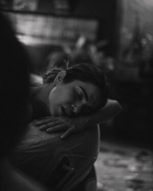 Teresa Palmer Instagram - Aweee I love a birth story ✨ listening to our dear friend @nikkireed tell her second birth story on @themotherdazepodcast this episode brought back so many of my own feelings from my second birth with Forest (pictured here by @gemma_peanut the day he was born 😭😭) I particularly love how Nikki explores the dance between fear and excitement, finding the right vibration of the room and her desire to be around a gentle, nurturing, motherly touch. We are also lucky enough to have her midwife, the incomparable @lamidwifeabby unfurling the story with Nikki. This is a two part episode of what will surely become one of your favourite episodes to date. OUT NOW! Swipe for birth photos from Nikkis home birth with her son, captured beautifully by @christinakingbirth ⁣
⁣
A big thank you to @needed for powering this week's episode. Visit Thisisneeded.com and Use code MOTHERDAZE for 20% off your first month of radically better perinatal supplements.⁣
⁣
#yourzenmama #themotherdaze #birthstories #pregnancy #birth #nikkireed #motherhood