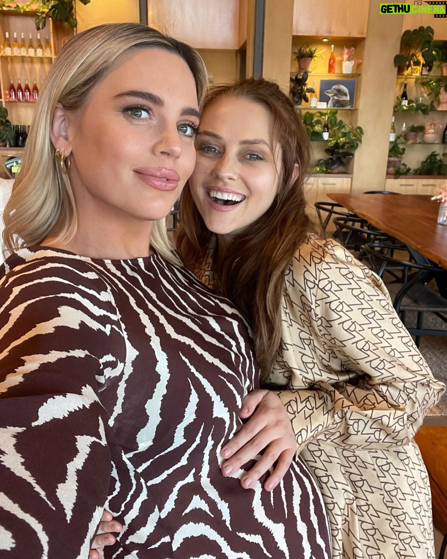 Teresa Palmer Instagram - Baby showering our gorgeous @its_susie_collins and baby girl weeeeeee it’s getting so close! Ready for my #doula duties! #pregnancy #babygirl