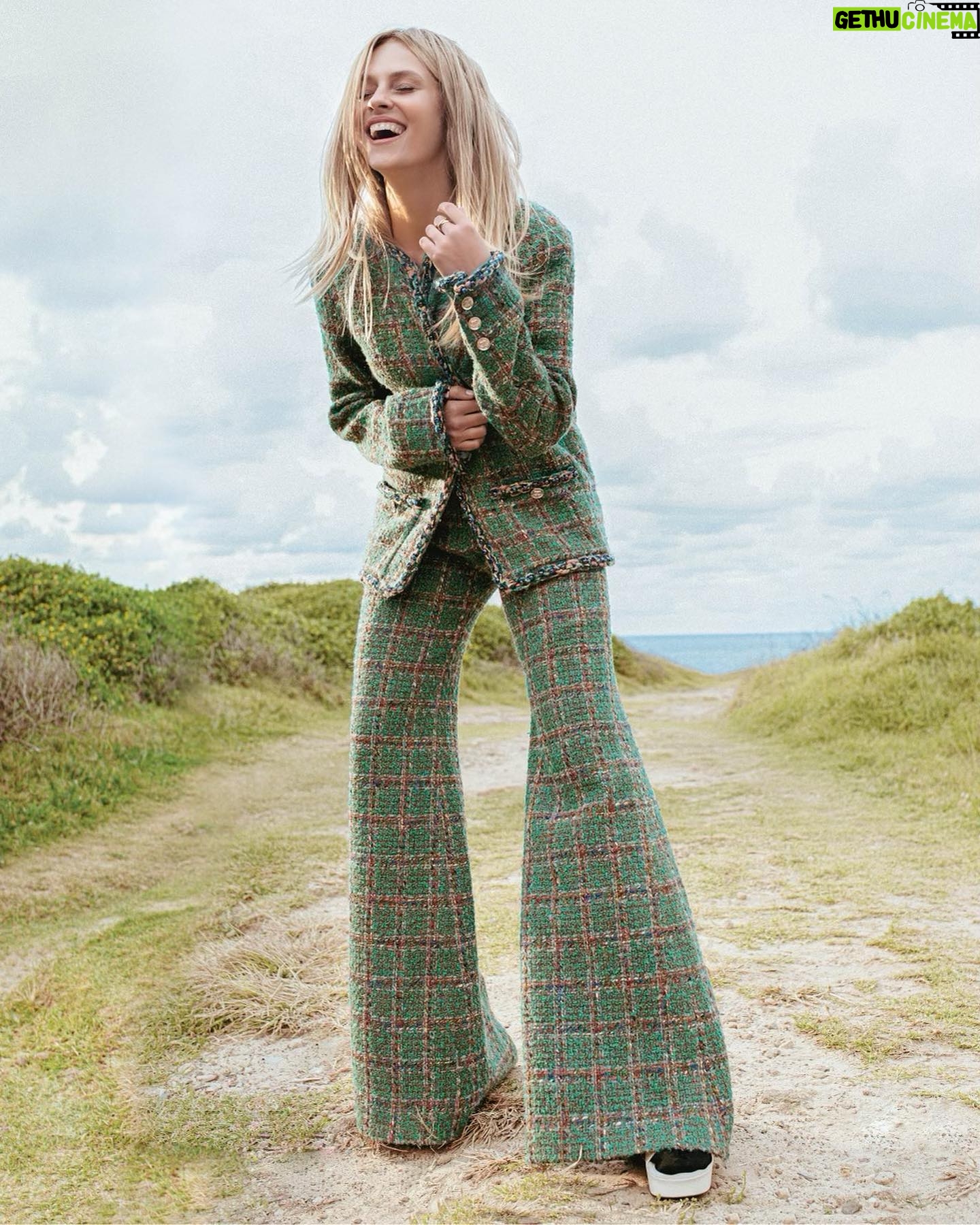 Teresa Palmer Instagram - Winter shooting all the things, busiest month ever?! @marieclaireau cover on stands now, my new film ‘Addition’ out next year and the latest (and most next level, mind blowing!) episode of @themotherdazepodcast with @newearth.mama - link to listen in stories “Never before have you ever heard a birth story like this. @the_reconnected’s Emma Johnston walks us through the remarkable moment immediately after birthing her fourth baby at home, when she discovered there was another one coming!!…” #birthstory #podcast #photoshoot #film #surprisetwins