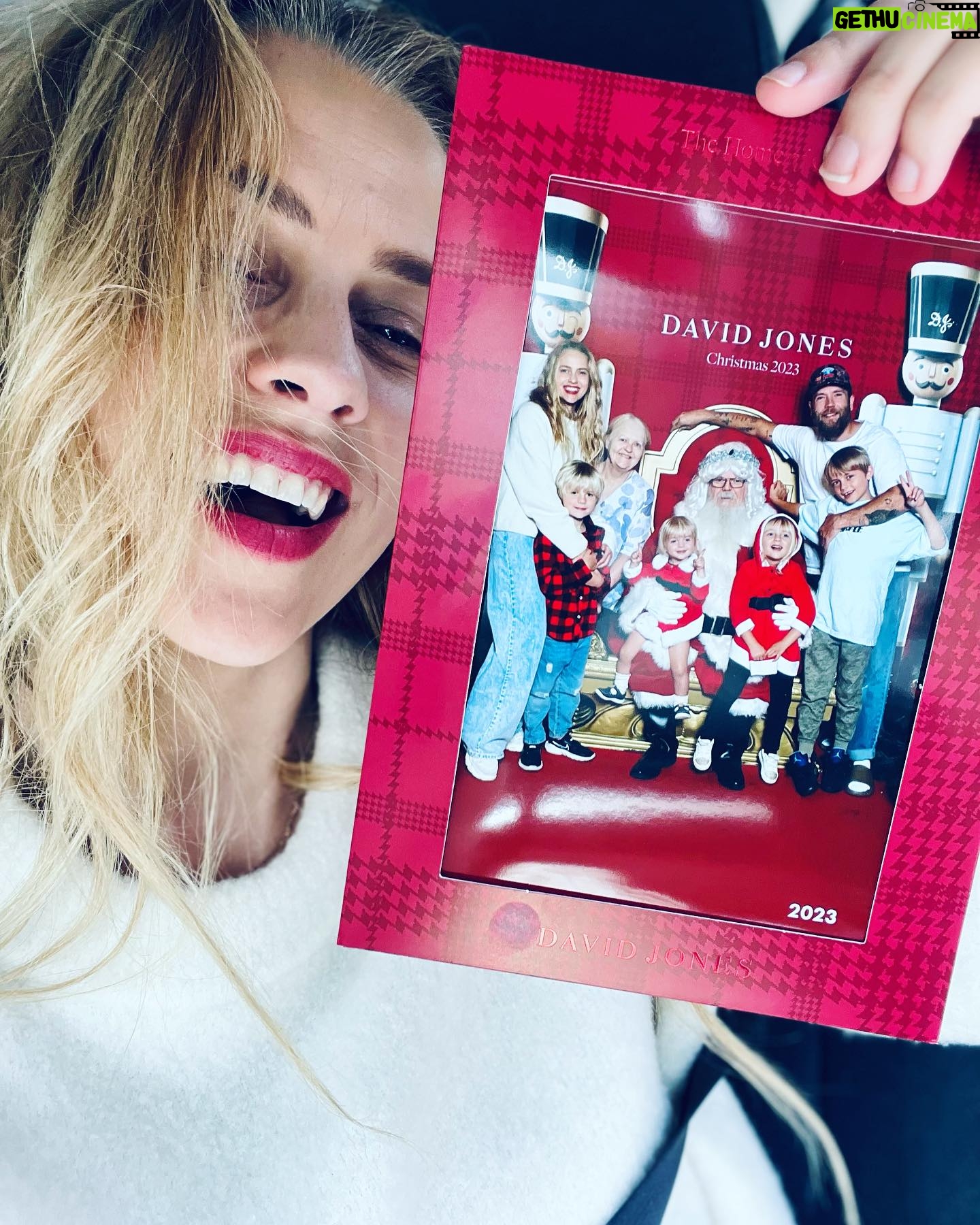 Teresa Palmer Instagram - ❤️❤️❤️ my favourite time of the year. Thank you @davidjonesstore for another memorable photo sesh with the big man himself 🎅