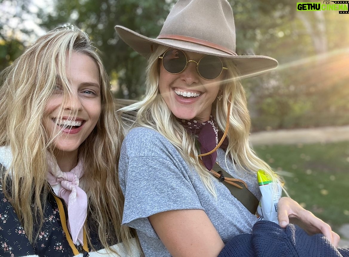 Teresa Palmer Instagram - This week is a really special episode of @themotherdazepodcast, my soul sis and bestie @swrightolsen talks about the really vulnerable few weeks she’s been having, it’s what we’ve been alluding to on the podcast recently. It’s such a beautiful episode about perspective, gratitude, health, dreams coming true and sisterhood. Listen now wherever you get your podcasts ✨✨