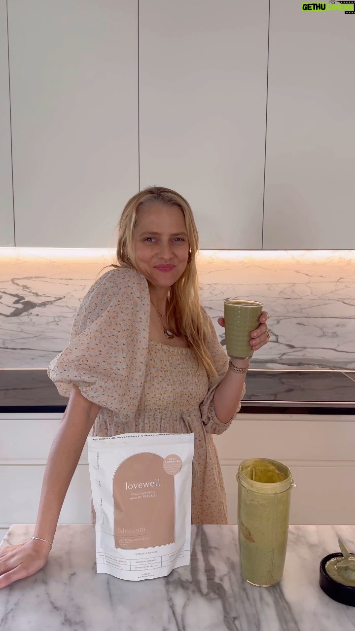 Teresa Palmer Instagram - The ultimate Supergreen Smoothie with @teresapalmer ๐ Simply add to a blender 1 Frozen Banana 2 Tsp of Blossom 1 Tsp of fresh mint 1 Medjool Date 1 Tbsp of Almond Butter 1/4 Ripe Avocado 1/4 Cup of Spinach 1 1/2 Cups of Milk (your choice) Blend & enjoy! This is the perfect smoothie to help you glow from this inside out โจ #Lovewell #Wellness #SmoothieRecipe