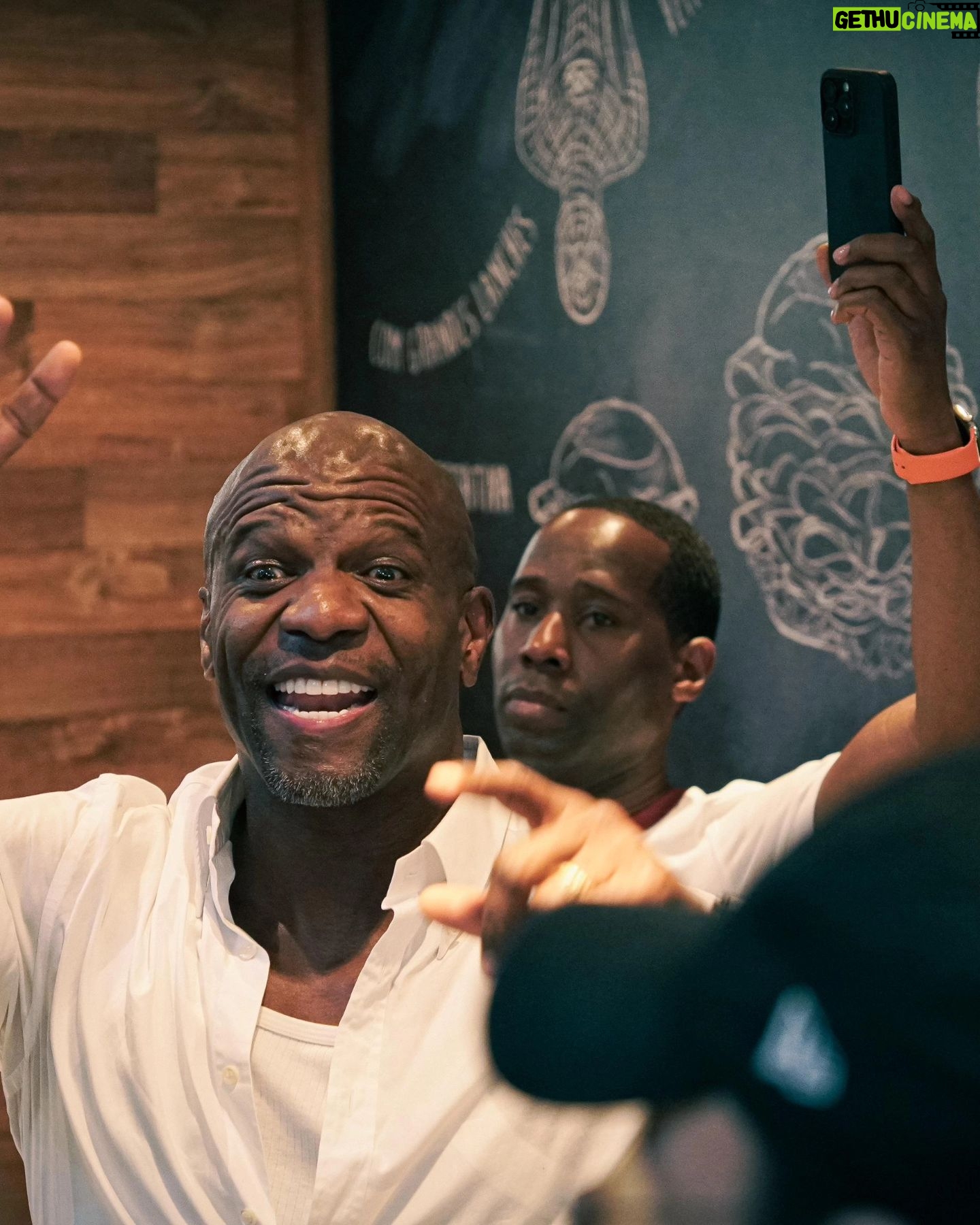Terry Crews - 160.1K Likes - Sim! É ele mesmo comendo o famoso sanduíche de mortadela do Mercadão! 🤩
Nosso eterno Latrell e Julius!
Thank you for coming, @terrycrews!
And when will you come here, @thevincentmartella?
Se o Terry não resistiu, ninguém pode deixar de comer o sanduíche do mortadela do @bardomane!
#Mercadao #MercadaoSP #TerryCrews
