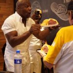 Terry Crews Instagram – Sim! É ele mesmo comendo o famoso sanduíche de mortadela do Mercadão! 🤩

Nosso eterno Latrell e Julius!

Thank you for coming, @terrycrews!
And when will you come here, @thevincentmartella?

Se o Terry não resistiu, ninguém pode deixar de comer o sanduíche do mortadela do @bardomane!

#Mercadao #MercadaoSP #TerryCrews