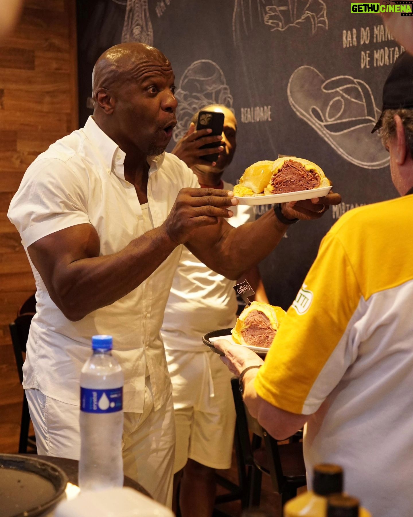 Terry Crews - 160.1K Likes - Sim! É ele mesmo comendo o famoso sanduíche de mortadela do Mercadão! 🤩
Nosso eterno Latrell e Julius!
Thank you for coming, @terrycrews!
And when will you come here, @thevincentmartella?
Se o Terry não resistiu, ninguém pode deixar de comer o sanduíche do mortadela do @bardomane!
#Mercadao #MercadaoSP #TerryCrews