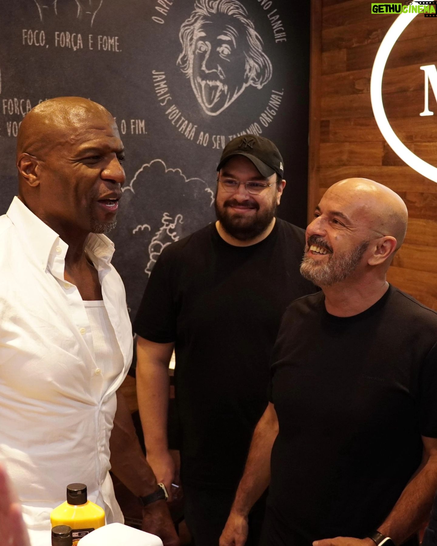 Terry Crews - 160.1K Likes - Sim! É ele mesmo comendo o famoso sanduíche de mortadela do Mercadão! 🤩
Nosso eterno Latrell e Julius!
Thank you for coming, @terrycrews!
And when will you come here, @thevincentmartella?
Se o Terry não resistiu, ninguém pode deixar de comer o sanduíche do mortadela do @bardomane!
#Mercadao #MercadaoSP #TerryCrews