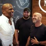 Terry Crews Instagram – Sim! É ele mesmo comendo o famoso sanduíche de mortadela do Mercadão! 🤩

Nosso eterno Latrell e Julius!

Thank you for coming, @terrycrews!
And when will you come here, @thevincentmartella?

Se o Terry não resistiu, ninguém pode deixar de comer o sanduíche do mortadela do @bardomane!

#Mercadao #MercadaoSP #TerryCrews