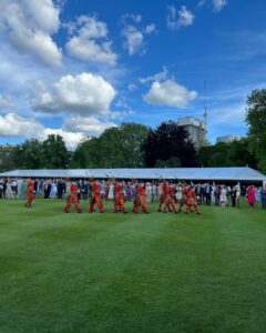 Tess Daly Instagram - It was a huge honour to be invited to attend a reception to celebrate the Creative Industries at Buckingham Palace yesterday with a garden party in the company of His Majesty The King and Her Majesty The Queen. @theroyalfamily