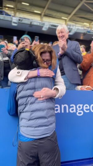 Tess Daly Instagram - OUR HERO!!

What a special moment between Vern and his mum and dad 🧡

#vernonultra