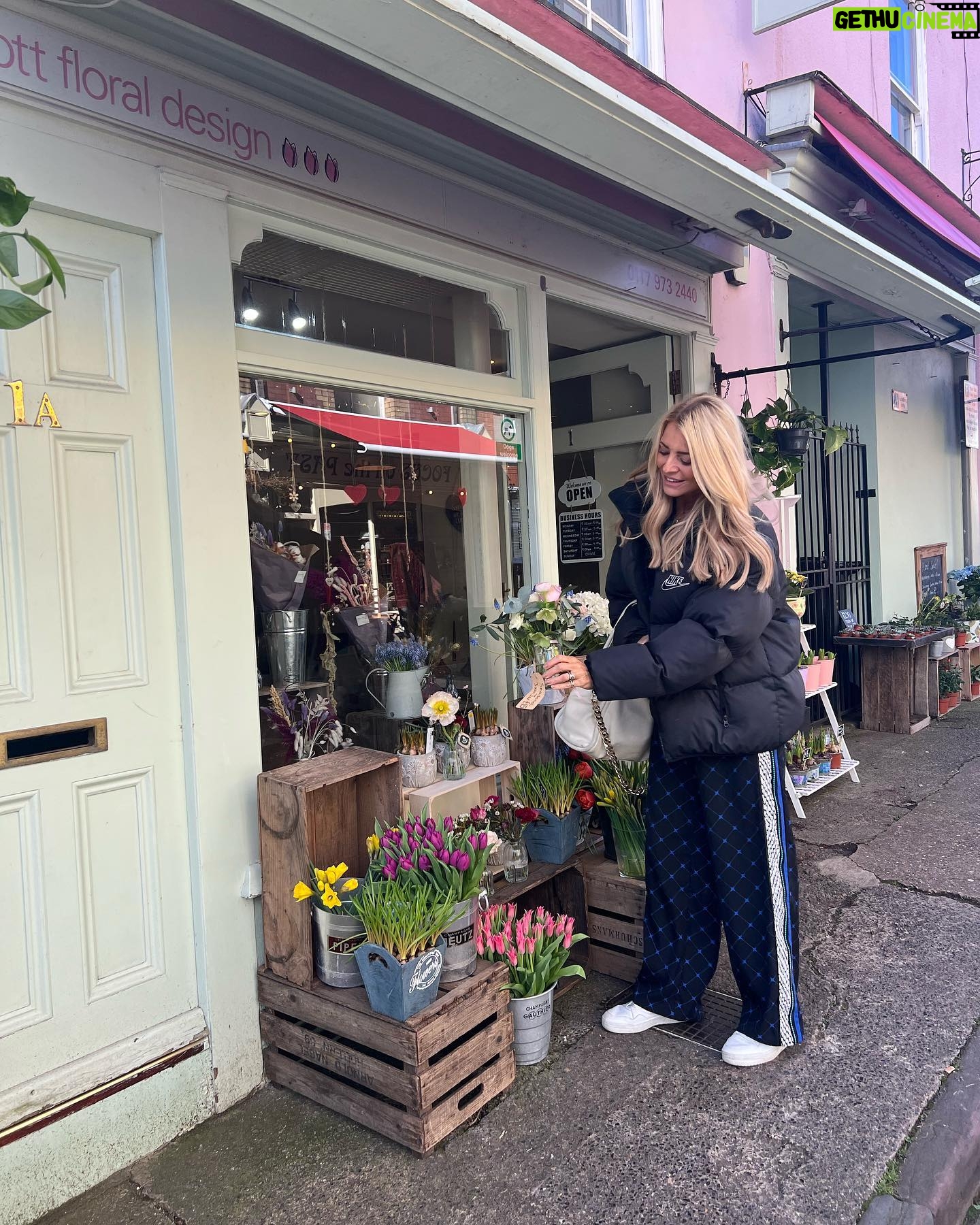 Tess Daly Instagram - A little bit of colour lifts the soul ✨ so happy spring is coming 🐣