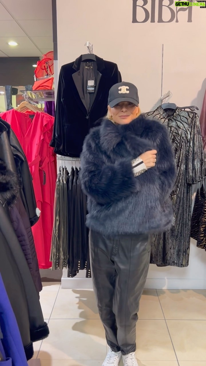 Tess Daly Instagram - Visiting my babies in store 😏🛍 @officialbiba @houseoffraser #ad