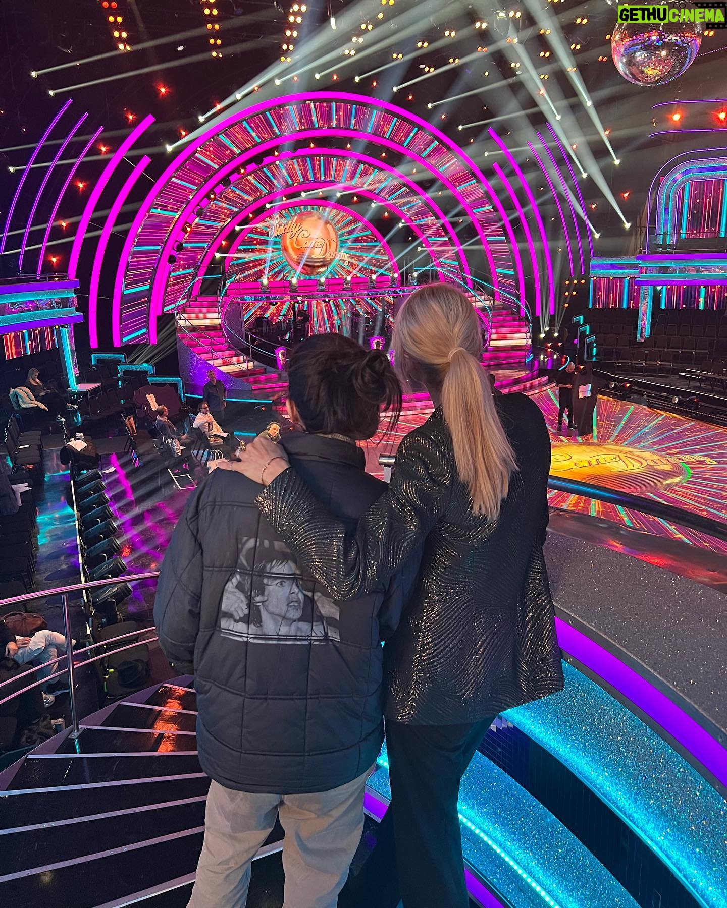 Tess Daly Instagram - A little moment for the team in Fridays rehearsals! 🙌 the crew work SO hard on @bbcstrictly and to produce a live show every week and so seamlessly is an art! Always appreciate how much effort all of the crew put in for us! BTW, this weeks show is going to be good one 😍