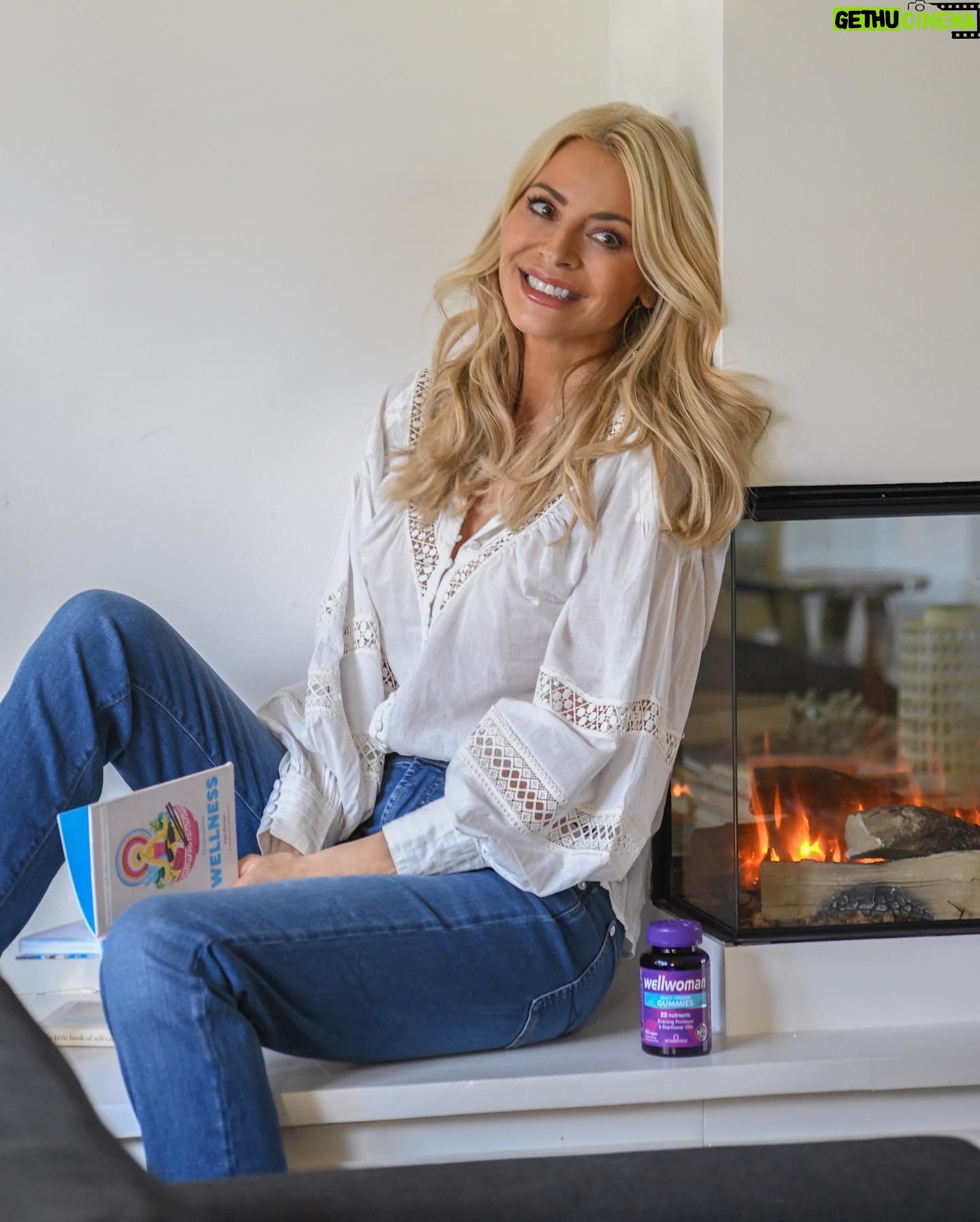 Tess Daly Instagram - ad | New year but same routine! Because if it ain’t broke… 💫 Wellwoman Gummies include 22 nutrients, with vitamin D and folic acid which contribute to the normal function of the immune system. @vitabiotics #IamWellwoman #Wellwoman #Vitabiotics