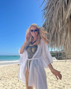 Tess Daly Instagram - Paradise can wait for now, back to the school runs and the radio @vernonkay 🙏🚗 

Thanks for the memories @destinologyholidays @edenroccapcana ✨

. #ad