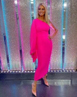 Tess Daly Instagram - One step closer to the glitterball trophy 🪩 it’s semi final time !

Styling @jamesyardley, hair @mauriceflynn, makeup @aimeeadamsmakeup 🩷