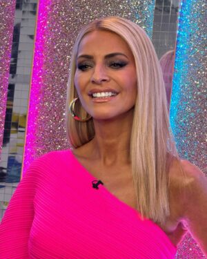 Tess Daly Instagram - One step closer to the glitterball trophy 🪩 it’s semi final time !

Styling @jamesyardley, hair @mauriceflynn, makeup @aimeeadamsmakeup 🩷