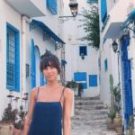 Tess Masazza Instagram – Sidi Bou Said 2023 vs 1991 
Sono tornata nella piccola città dove ho vissuto per diversi anni della mia infanzia. 
Un piccolo gioiello vicino a Cartagine dove regna la pace e le strade profumano di gelsomino. Sono stati anni felici, tanto felici.