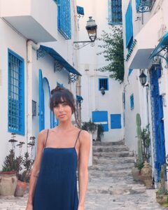 Tess Masazza Instagram - Sidi Bou Said 2023 vs 1991 Sono tornata nella piccola città dove ho vissuto per diversi anni della mia infanzia. Un piccolo gioiello vicino a Cartagine dove regna la pace e le strade profumano di gelsomino. Sono stati anni felici, tanto felici.