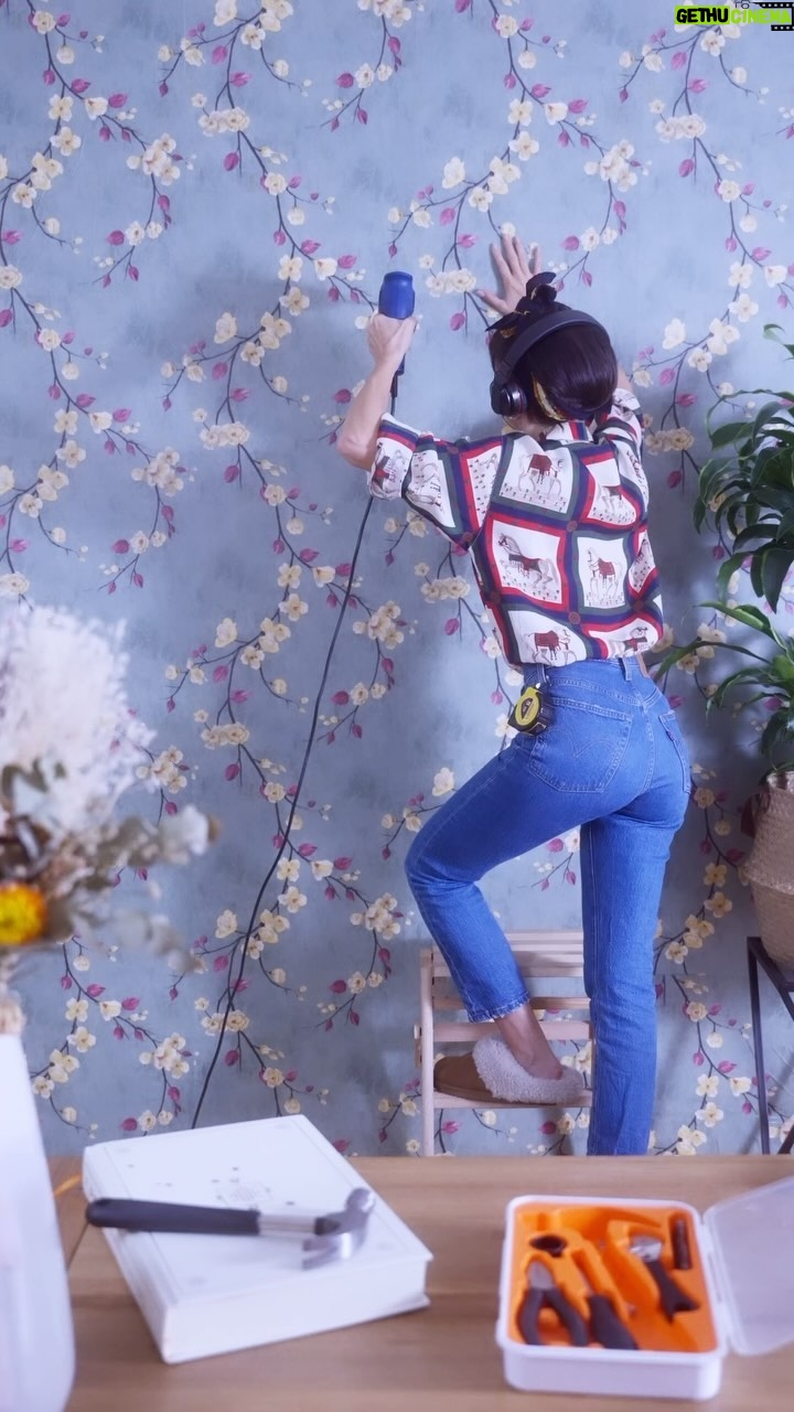 Tess Masazza Instagram - Prima di usare il trapano, assicurati con la Polizza Casa Allianz Direct e approfitta di #ChooseToBeSmart, la promo che ti regala crediti per partecipare a esperienze uniche. @allianzdirectit #AllianzDirect #adv