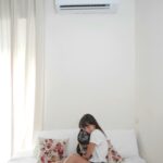 Tess Masazza Instagram - Foto 1: io carica dopo aver dormito le mie 8 ore consecutive. Foto 2: Zoé che dorme ancora dopo 12 ore consecutive. Foto 3: io che la sveglio perché è troppo cute. Foto 4: Zoé che non mi sopporta più. @haiercondizionatori #expertanimaverde #adv