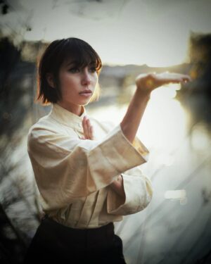 Tess Masazza Instagram - Ho iniziato a praticare Kung Fu durante un periodo particolare della mia vita. Avevo bisogno di sfogarmi sia fisicamente che mentalmente, pur imparando qualcosa di nuovo. Ho poi capito che in realtà non era così lontano da me perché il Kung Fu non è solo una disciplina da combattimento ma anche danza, meditazione e cultura.