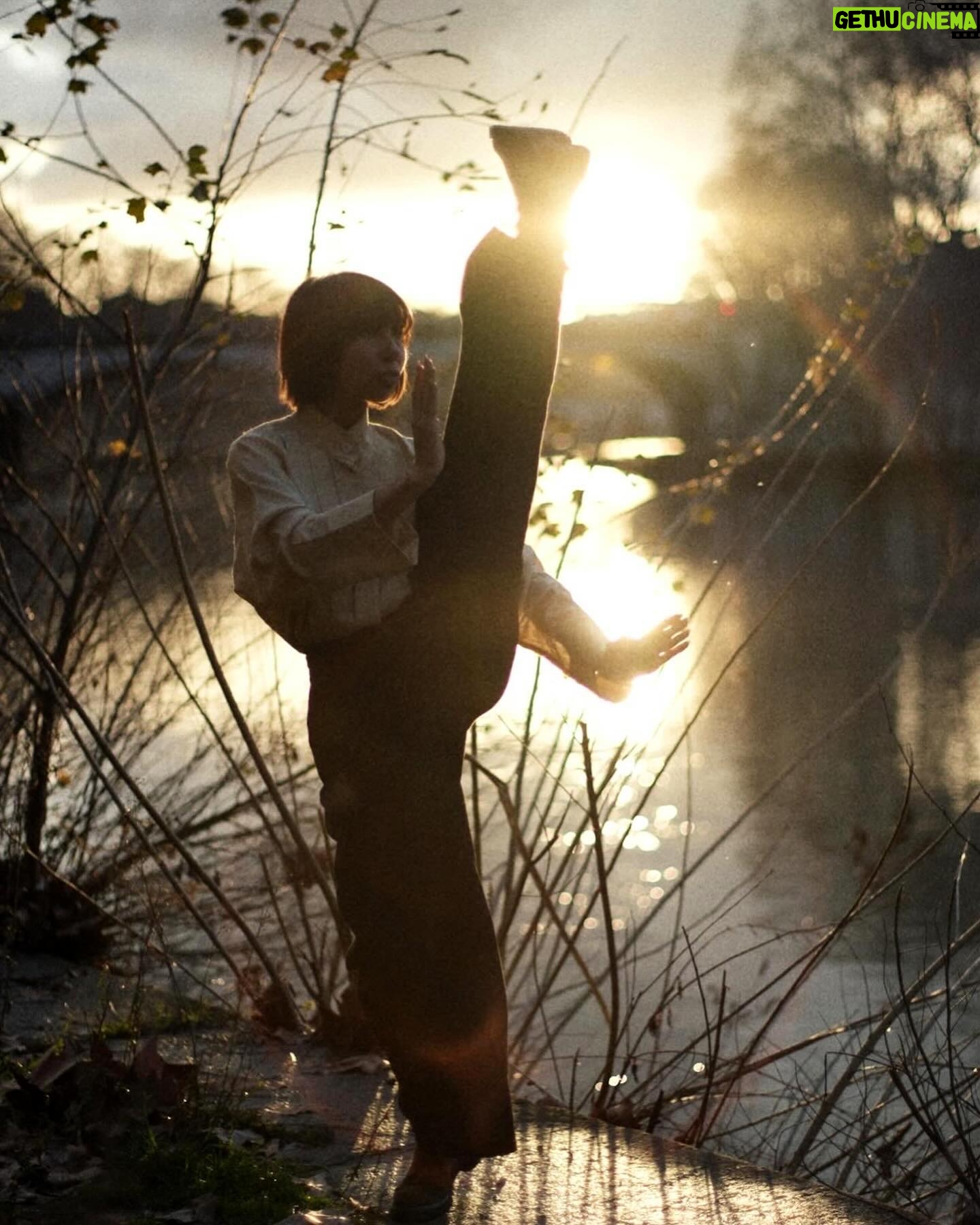 Tess Masazza - 19.1K Likes - Ho iniziato a praticare Kung Fu durante un periodo particolare della mia vita. Avevo bisogno di sfogarmi sia fisicamente che mentalmente, pur imparando qualcosa di nuovo. Ho poi capito che in realtà non era così lontano da me perché il Kung Fu non è solo una disciplina da combattimento ma anche danza, meditazione e cultura.