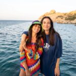 Tess Masazza Instagram - Io vestita da semaforo per le barche. Finisce il nostro viaggio nelle stupende acque sarde (con tappa veloce in Corsica). Mi mancheranno le mie nuotate alle 7 del mattino...da ora in poi mi alzo e vado a corr...no niente. Ps: vi voglio bene amici 🥰 📸 @manuelbifari @sailuxecatamarans