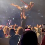 Tess Masazza Instagram – E così si chiude una delle esperienze più belle della mia vita. Abbiamo riso da sentirsi male, abbiamo pianto, ballato, cantato, viaggiato. Ma soprattutto ci siamo supportati l’un l’altro. Siete meravigliosi, pieni di talento. Il mio primo ringraziamento va a voi. Pubblico a dir poco fantastico, caloroso, attento. 
Grazie @federicomaria.galante per essere quello che sei, protettivo e pieno di passione. 
Grazie @erika.dambrosio per la tua contagiosa gioia di vivere, la tua serenità.
Grazie @la_smorra per la tua dolcezza, la tua generosità. 
Grazie @vivoconcerti, @clementezard e @andrearitrovato per l’opportunità e per averci fatto sentire a casa. 
Grazie @elena.olivieri per averci accompagnato in questa avventura regalandoci supporto e risate contagiose. 
Grazie @newcomgmt e @nicvecchiotti per supportarmi sempre. 
Grazie @augustofornari1 per aver messo in piedi questo spettacolo con eleganza. Ad @enricozaccheo per aver tirato fuori il meglio di noi attori. 
Grazie a @giulia.magda.martinez e @sofia__petra per aver scritto insieme a me la sceneggiatura rendendo possibile quello che sembrava impossibile. 
Grazie ad Erika, Francesca, Max, Giorgio, Marco, Pif, Matteo, Nadira e tutti i professionisti che hanno collaborato al progetto in questi ultimi anni. 
E grazie a @valefacchi per averlo promosso (e per le sue risate).
Vi voglio bene ❤️