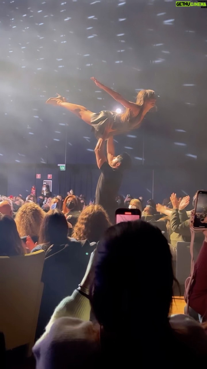 Tess Masazza Instagram - E così si chiude una delle esperienze più belle della mia vita. Abbiamo riso da sentirsi male, abbiamo pianto, ballato, cantato, viaggiato. Ma soprattutto ci siamo supportati l’un l’altro. Siete meravigliosi, pieni di talento. Il mio primo ringraziamento va a voi. Pubblico a dir poco fantastico, caloroso, attento. Grazie @federicomaria.galante per essere quello che sei, protettivo e pieno di passione. Grazie @erika.dambrosio per la tua contagiosa gioia di vivere, la tua serenità. Grazie @la_smorra per la tua dolcezza, la tua generosità. Grazie @vivoconcerti, @clementezard e @andrearitrovato per l’opportunità e per averci fatto sentire a casa. Grazie @elena.olivieri per averci accompagnato in questa avventura regalandoci supporto e risate contagiose. Grazie @newcomgmt e @nicvecchiotti per supportarmi sempre. Grazie @augustofornari1 per aver messo in piedi questo spettacolo con eleganza. Ad @enricozaccheo per aver tirato fuori il meglio di noi attori. Grazie a @giulia.magda.martinez e @sofia__petra per aver scritto insieme a me la sceneggiatura rendendo possibile quello che sembrava impossibile. Grazie ad Erika, Francesca, Max, Giorgio, Marco, Pif, Matteo, Nadira e tutti i professionisti che hanno collaborato al progetto in questi ultimi anni. E grazie a @valefacchi per averlo promosso (e per le sue risate). Vi voglio bene ❤️