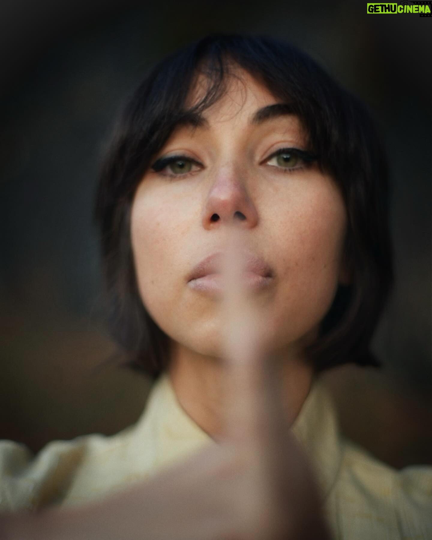 Tess Masazza - 19.1K Likes - Ho iniziato a praticare Kung Fu durante un periodo particolare della mia vita. Avevo bisogno di sfogarmi sia fisicamente che mentalmente, pur imparando qualcosa di nuovo. Ho poi capito che in realtà non era così lontano da me perché il Kung Fu non è solo una disciplina da combattimento ma anche danza, meditazione e cultura.