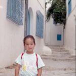 Tess Masazza Instagram – Sidi Bou Said 2023 vs 1991 
Sono tornata nella piccola città dove ho vissuto per diversi anni della mia infanzia. 
Un piccolo gioiello vicino a Cartagine dove regna la pace e le strade profumano di gelsomino. Sono stati anni felici, tanto felici.