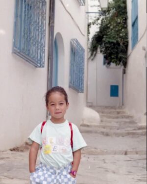 Tess Masazza Instagram - Sidi Bou Said 2023 vs 1991 
Sono tornata nella piccola città dove ho vissuto per diversi anni della mia infanzia. 
Un piccolo gioiello vicino a Cartagine dove regna la pace e le strade profumano di gelsomino. Sono stati anni felici, tanto felici.