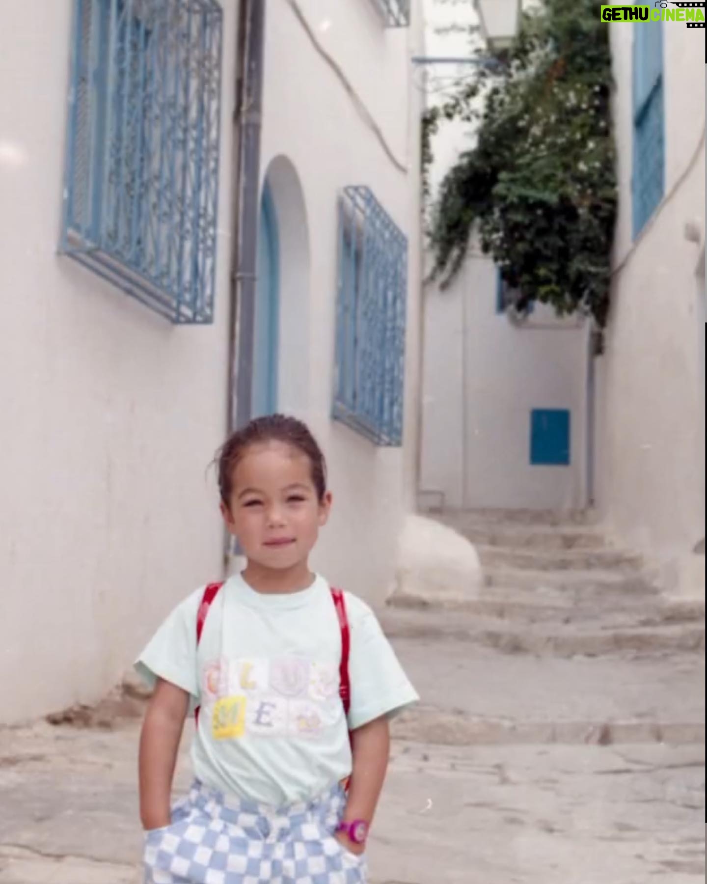Tess Masazza - 124K Likes - Sidi Bou Said 2023 vs 1991
Sono tornata nella piccola cittĆ dove ho vissuto per diversi anni della mia infanzia.
Un piccolo gioiello vicino a Cartagine dove regna la pace e le strade profumano di gelsomino. Sono stati anni felici, tanto felici.
