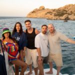 Tess Masazza Instagram - Io vestita da semaforo per le barche. Finisce il nostro viaggio nelle stupende acque sarde (con tappa veloce in Corsica). Mi mancheranno le mie nuotate alle 7 del mattino...da ora in poi mi alzo e vado a corr...no niente. Ps: vi voglio bene amici 🥰 📸 @manuelbifari @sailuxecatamarans