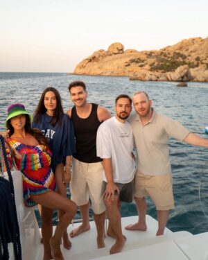 Tess Masazza Instagram - Io vestita da semaforo per le barche. 

Finisce il nostro viaggio nelle stupende acque sarde (con tappa veloce in Corsica). Mi mancheranno le mie nuotate alle 7 del mattino...da ora in poi mi alzo e vado a corr...no niente.
Ps: vi voglio bene amici 🥰
📸 @manuelbifari 
@sailuxecatamarans