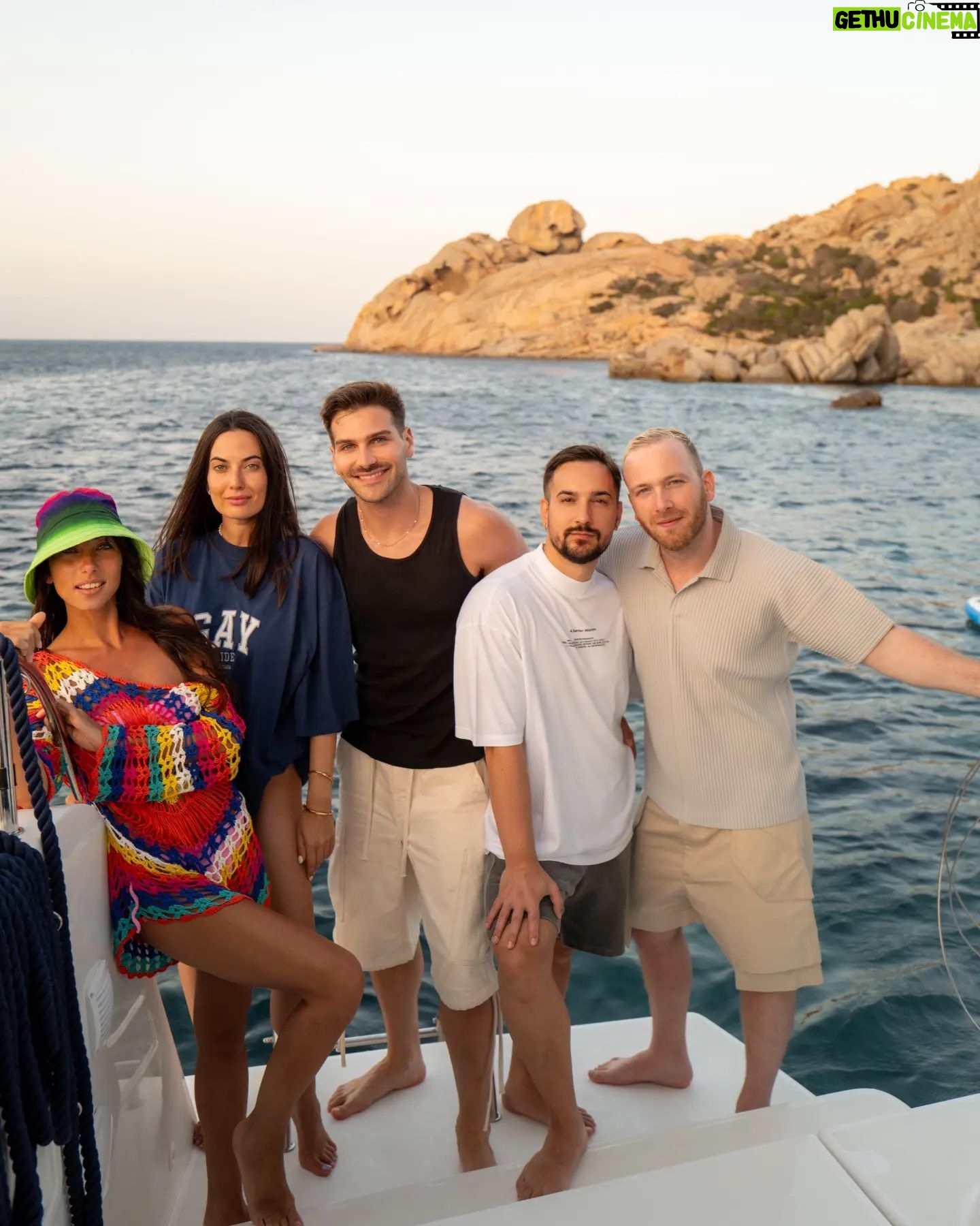 Tess Masazza - 29K Likes - Io vestita da semaforo per le barche.
Finisce il nostro viaggio nelle stupende acque sarde (con tappa veloce in Corsica). Mi mancheranno le mie nuotate alle 7 del mattino...da ora in poi mi alzo e vado a corr...no niente.
Ps: vi voglio bene amici š„°
šø @manuelbifari
@sailuxecatamarans
