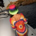 Tess Masazza Instagram - Io vestita da semaforo per le barche. Finisce il nostro viaggio nelle stupende acque sarde (con tappa veloce in Corsica). Mi mancheranno le mie nuotate alle 7 del mattino...da ora in poi mi alzo e vado a corr...no niente. Ps: vi voglio bene amici 🥰 📸 @manuelbifari @sailuxecatamarans