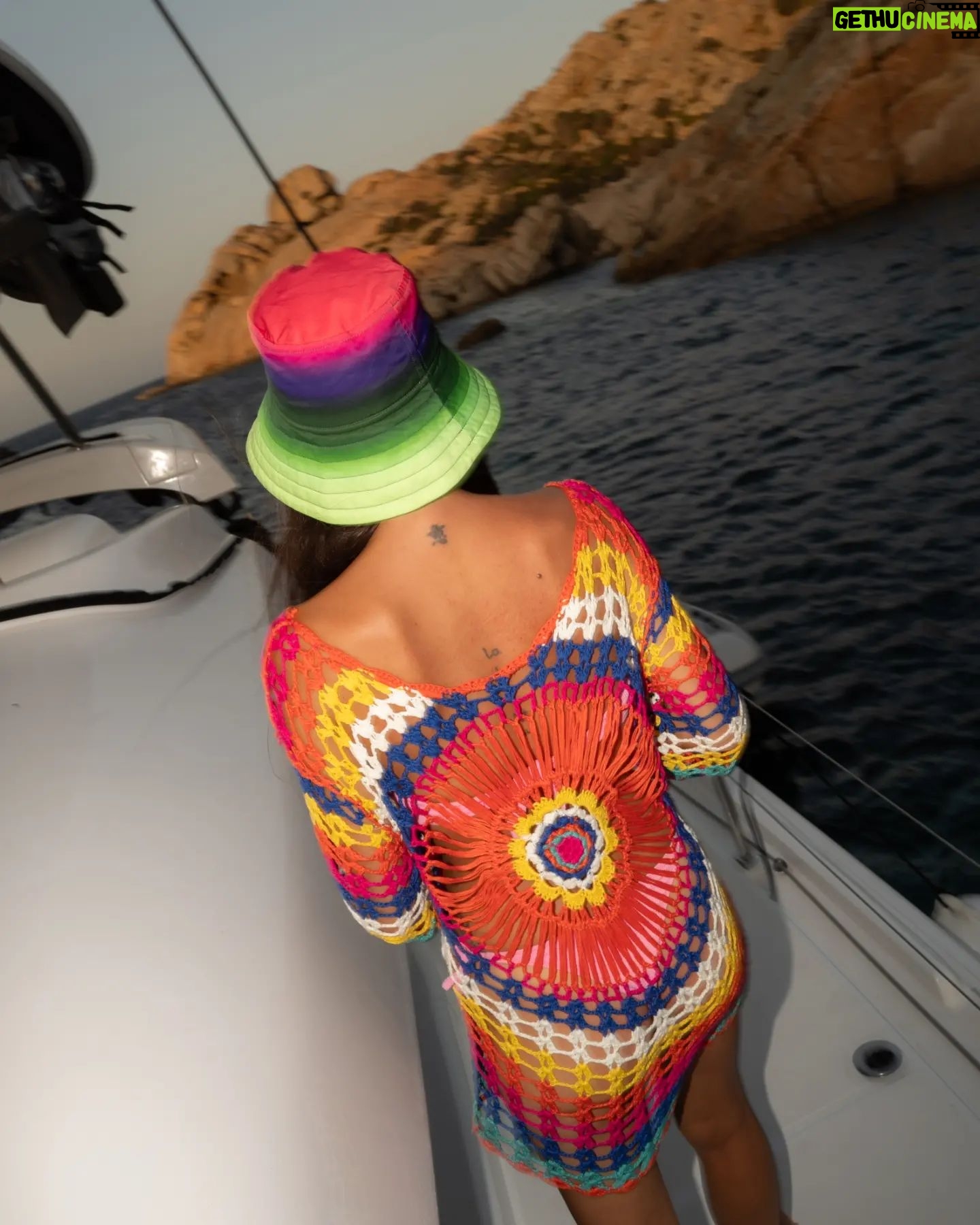 Tess Masazza - 29K Likes - Io vestita da semaforo per le barche.
Finisce il nostro viaggio nelle stupende acque sarde (con tappa veloce in Corsica). Mi mancheranno le mie nuotate alle 7 del mattino...da ora in poi mi alzo e vado a corr...no niente.
Ps: vi voglio bene amici š„°
šø @manuelbifari
@sailuxecatamarans