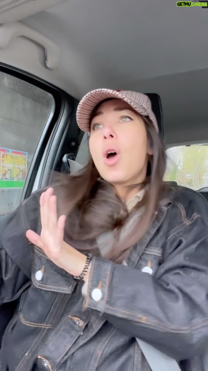 Tess Masazza Instagram - Io che mi ascolto in loop alcune delle musiche dello spettacolo! Vi aspetto a teatro!!! Link in bio per i biglietti! Buona Pasqua a tutti!